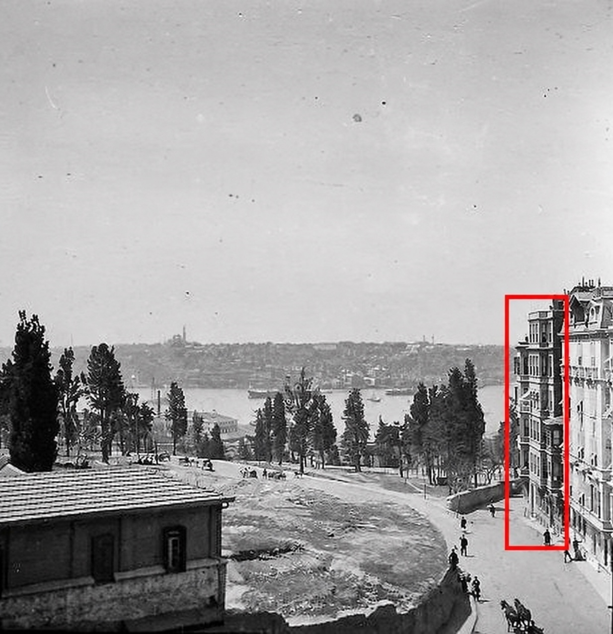 Kırmızı işaretli tarihi arşiv görünümü