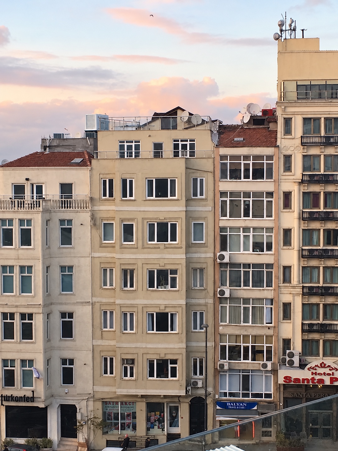 Tepebaşı binası ve komşu cepheler